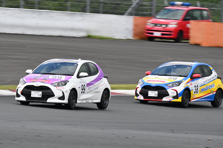 ヤリスカップ（Yaris Cup 2021）#99 KTGYIC京都WMYaris 大島和也選手と#38 N中部GRGミッドレスYaris 神谷裕幸選手