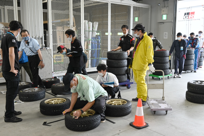 フロント（駆動輪）タイヤ2本はニュータイヤというルール用にマーキングしていく