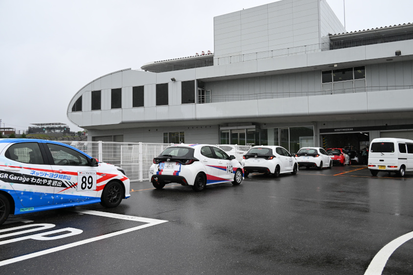 車検に並ぶヤリス カップカー