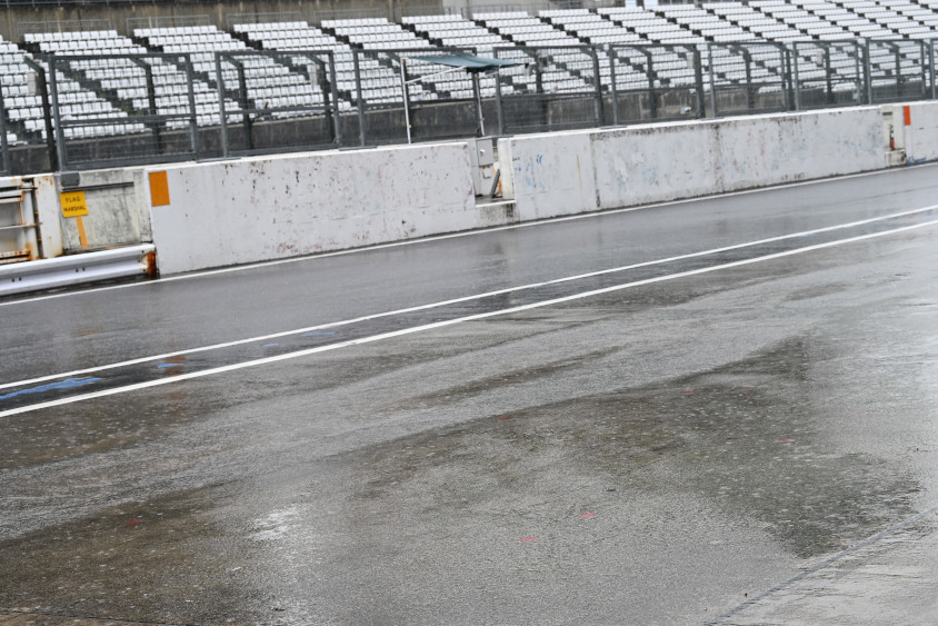 雨のために予選は決勝日の朝に延期に