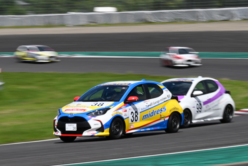 序盤はポールポジションの神谷裕幸が大島和也を押さえる