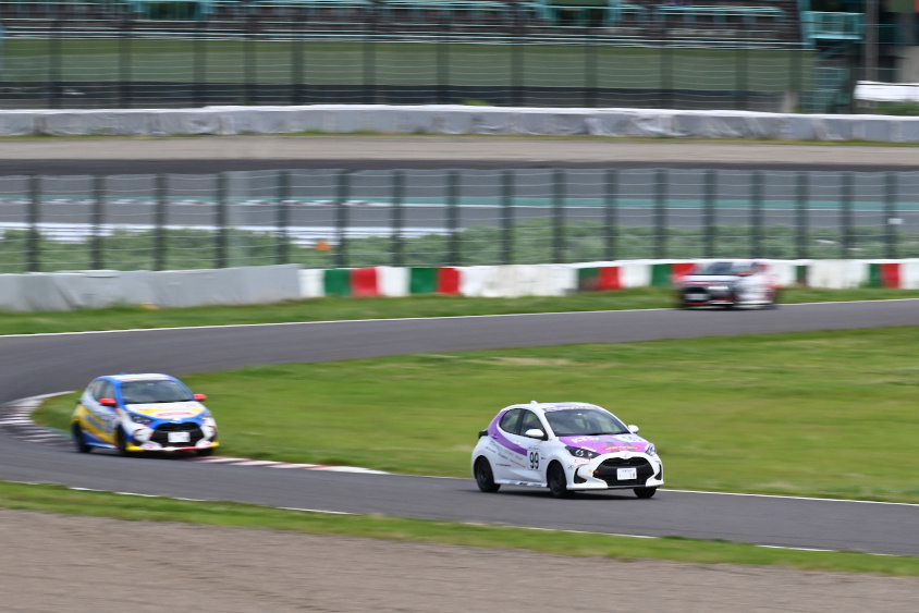 3週目にトップに立った99号車KTGYIC京都WMYarisの大島和也がトップチェッカー