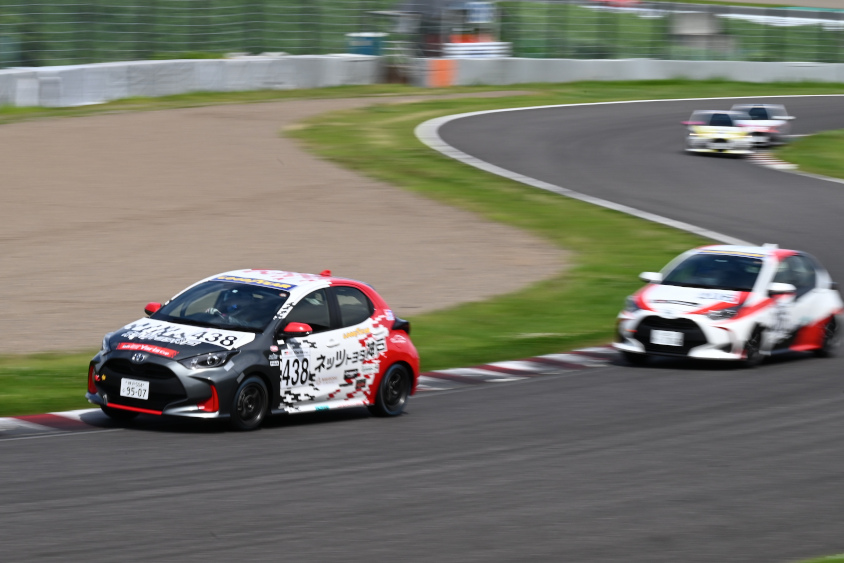 3位表彰台の438号車ネッツ神戸チームネッコクン Yarisの森口優樹