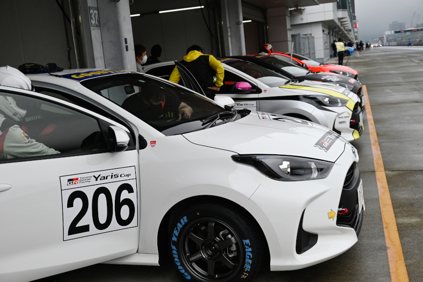 ヤリス カップカー