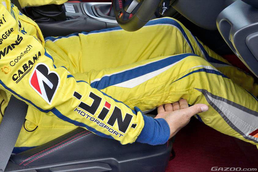 ブレーキを踏む際膝裏をシートに密着（山野哲也 ドライビング集中講座）