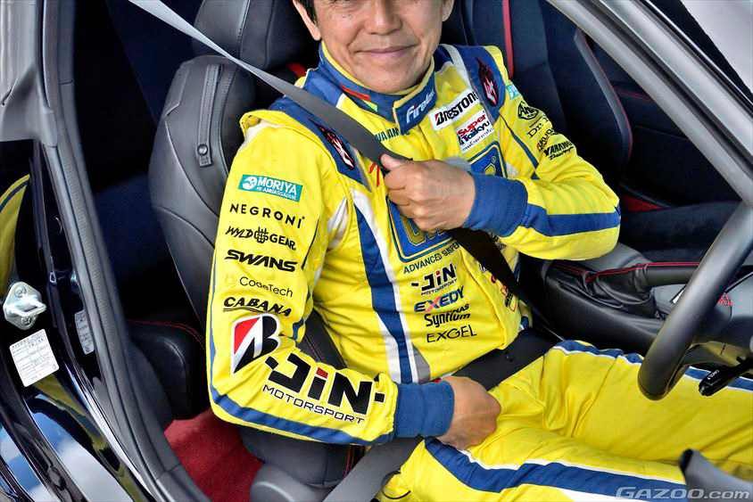 シートベルトは戻すように引っ張り体に密着させる（山野哲也 ドライビング集中講座）