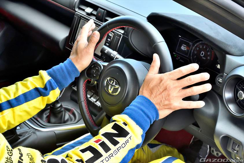 ハンドルは握らず親指の付け根あたりで押すように添える（山野哲也 ドライビング集中講座）