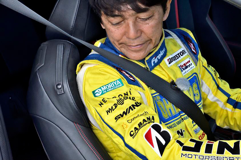 ハンドルを回す際は方が離れないようにする（山野哲也 ドライビング集中講座）