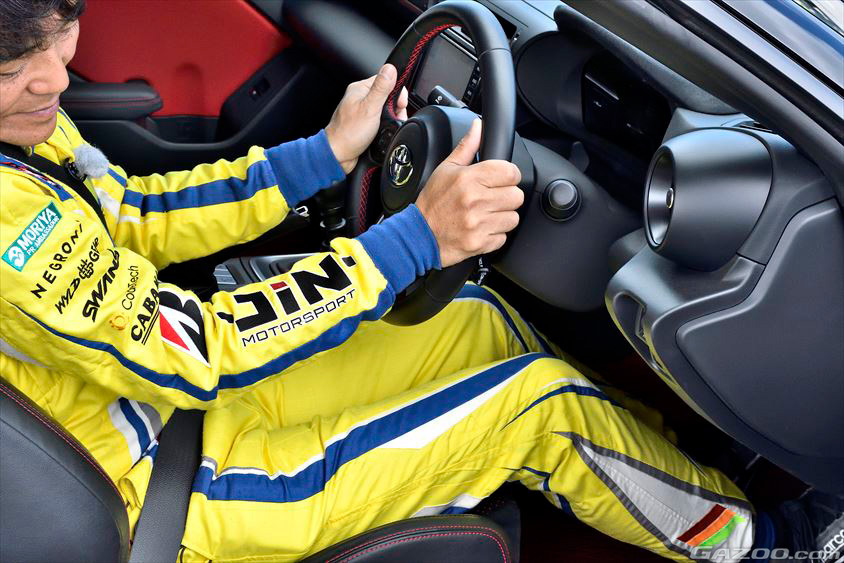 ペダル操作もハンドル操作も支点を意識する（山野哲也 ドライビング集中講座）