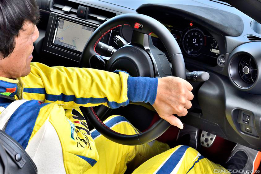 クロスハンドル(山野哲也 ドライビング集中講座)