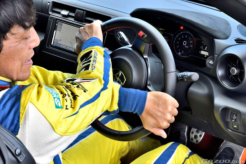 クロスハンドル(山野哲也 ドライビング集中講座)