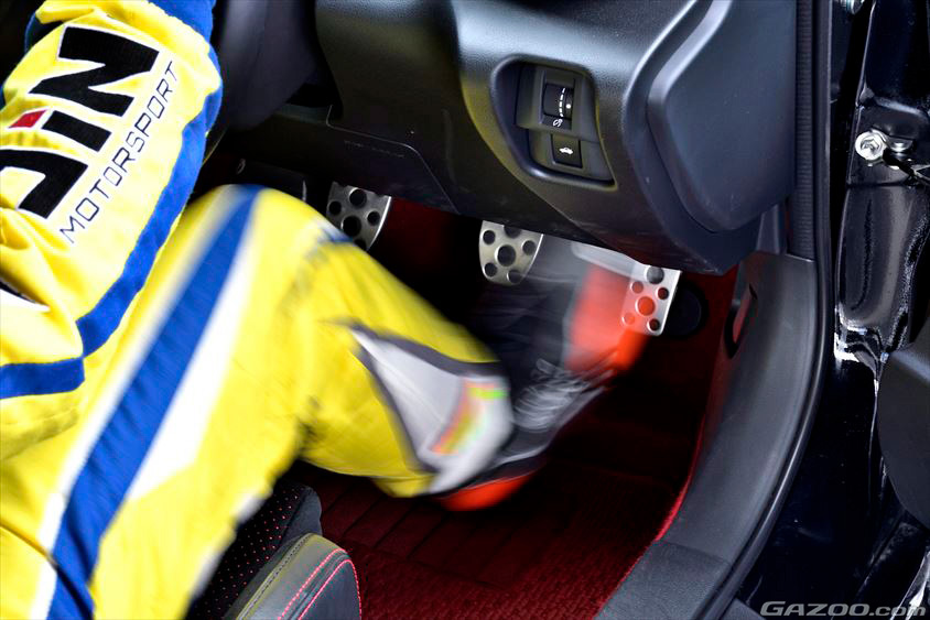 アクセルペダルからブレーキペダルへの踏み替えを身に着ける（山野哲也 ドライビング集中講座）