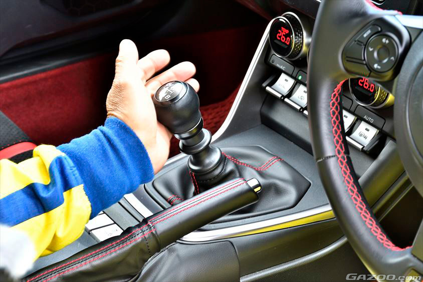 シフトチェンジは手前から奥へは順手（山野哲也 ドライビング集中講座）