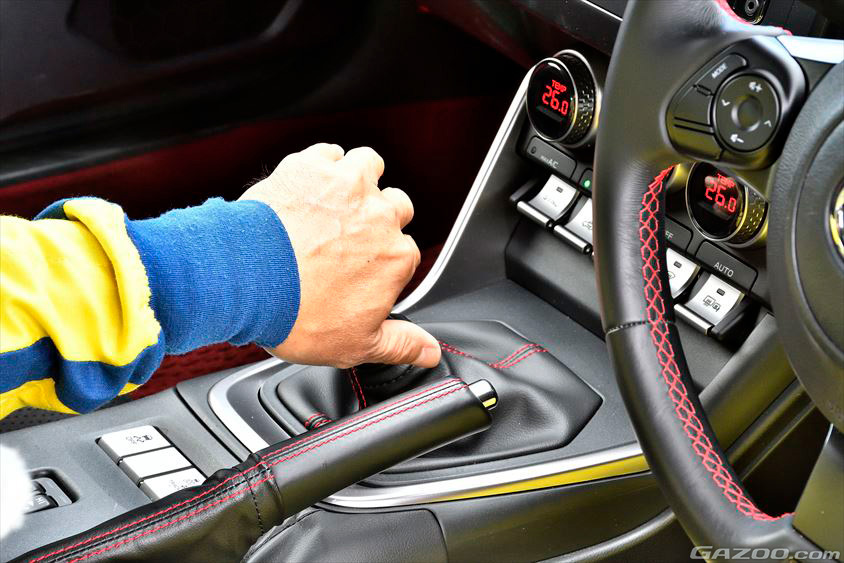 シフトチェンジは奥から手前へは逆手（山野哲也 ドライビング集中講座）