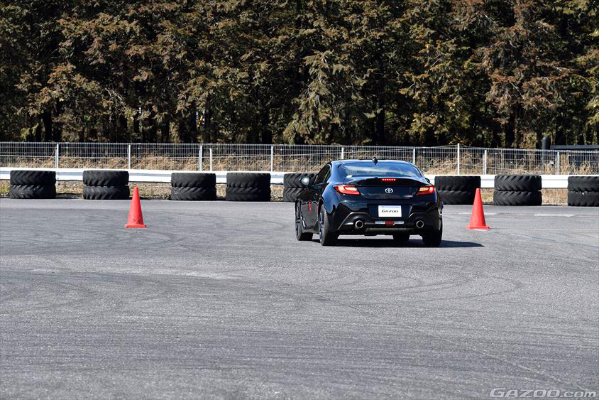 フルブレーキではできるだけ早くABSを効かせる