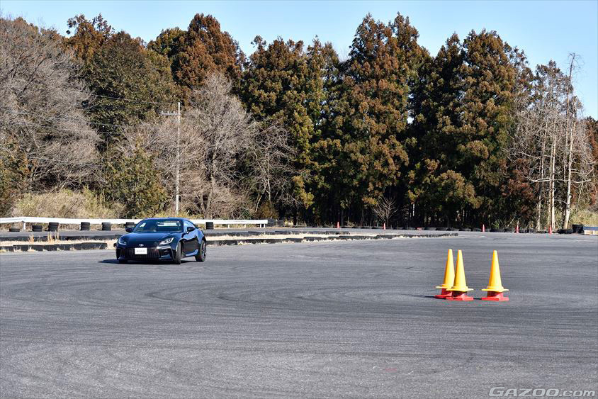 「止まるブレーキ」と「曲げるブレーキ」を『Jターン』で反復練習