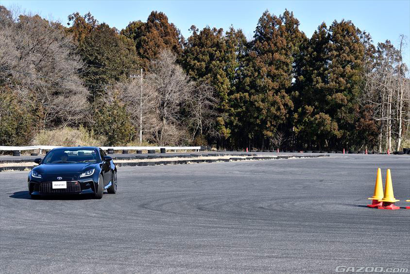 コーナー進入でのアンダーステア