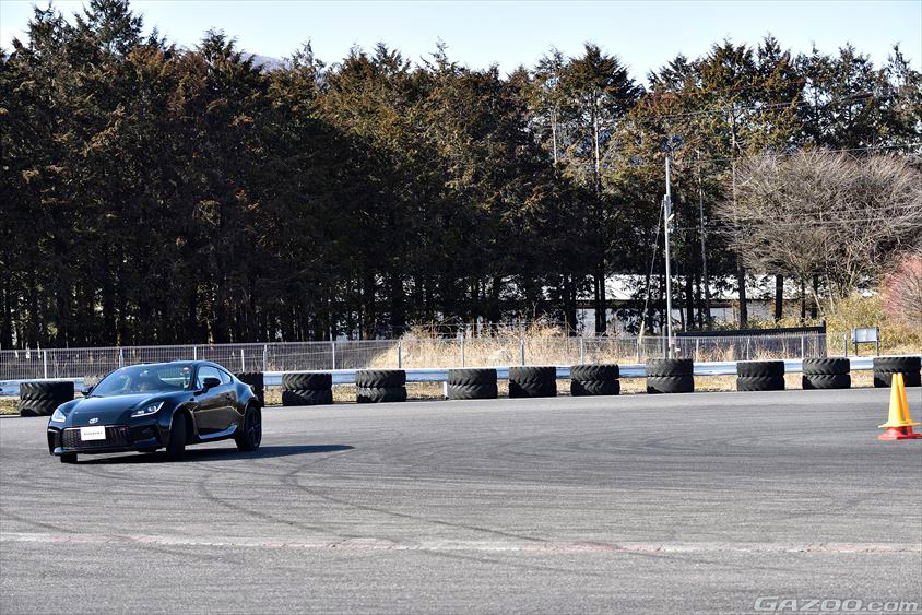 コーナー立ち上がりでのアンダーステア