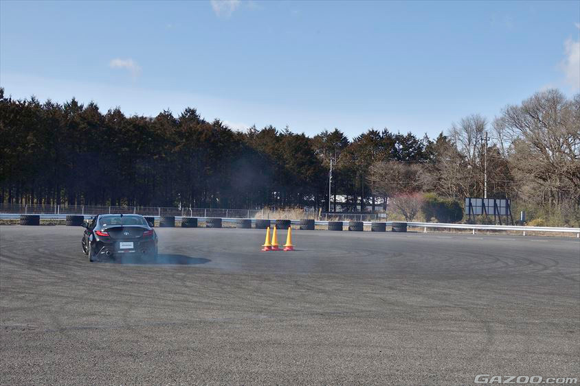 山野哲也選手による定常円旋回の回転径を自在にコントロール2