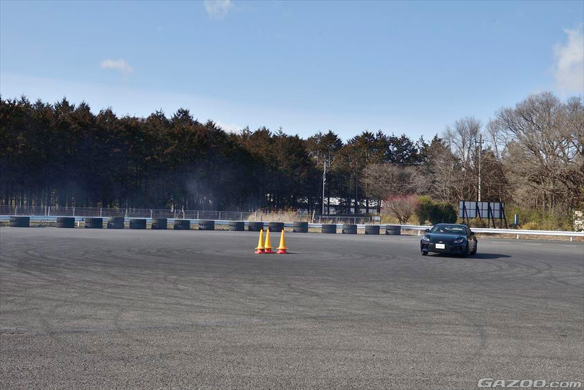 山野哲也選手による定常円旋回の回転径を自在にコントロール3