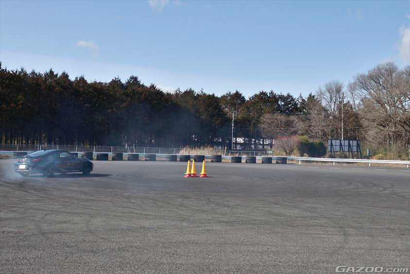 山野哲也選手による定常円旋回の回転径を自在にコントロール4