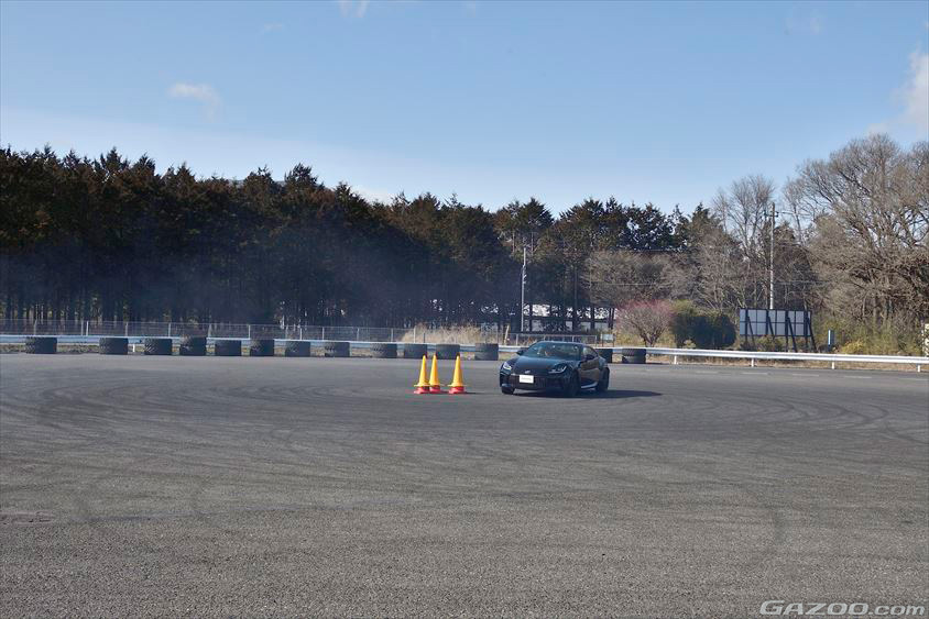 山野哲也選手による定常円旋回の回転径を自在にコントロール5