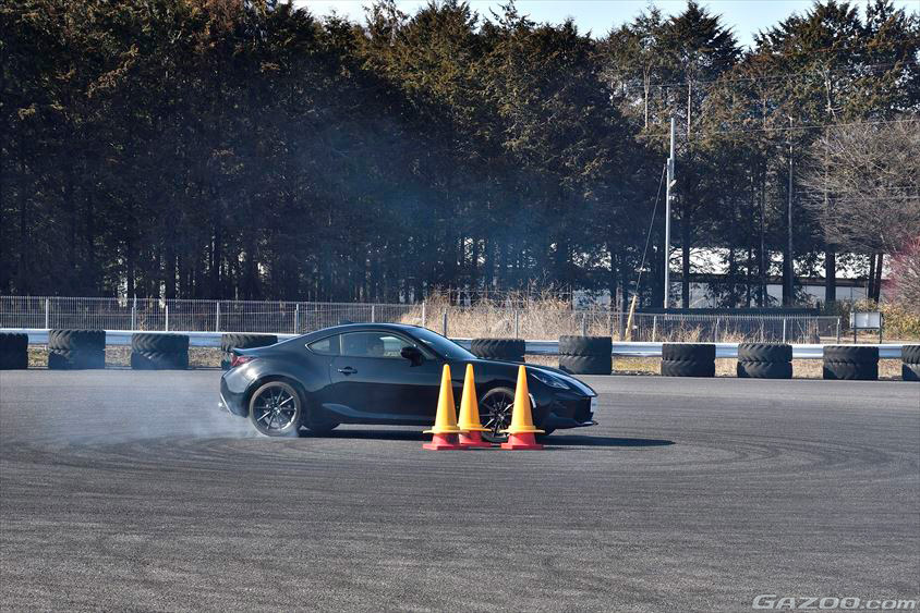 山野哲也選手による定常円旋回の回転径を自在にコントロール6