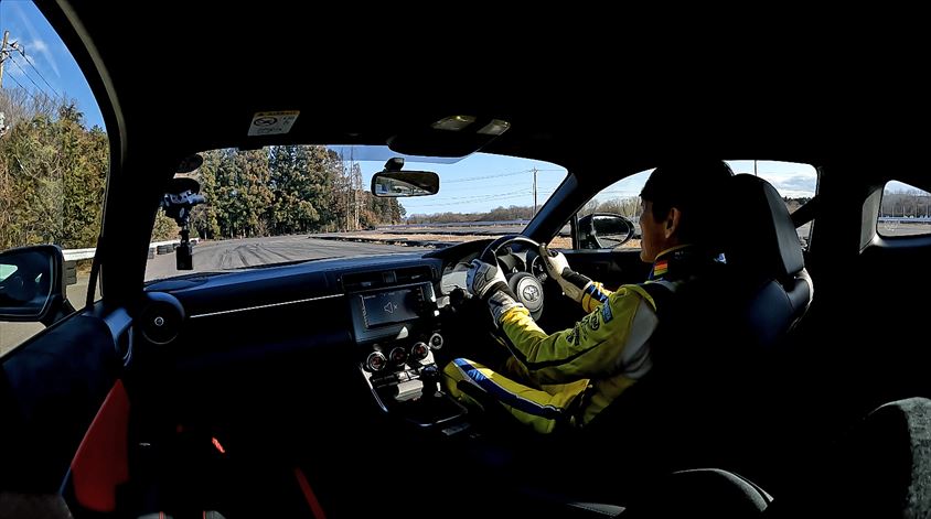 コーナーの進入のアウト側を見る山野哲也選手