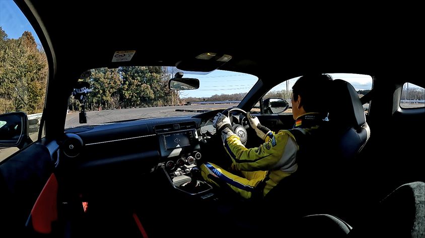 コーナーのクリッピングポイントを見る山野哲也選手