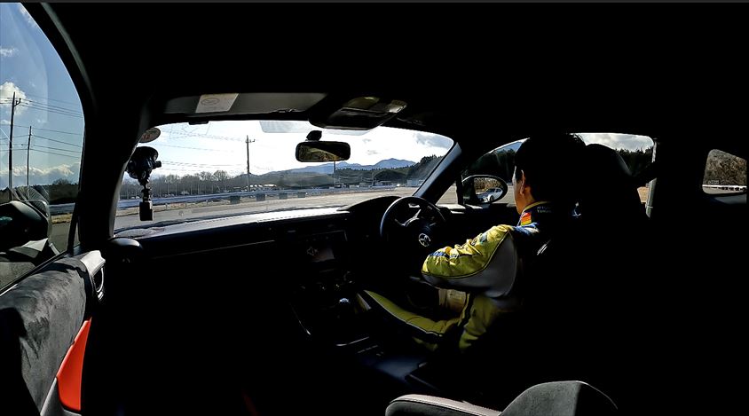 次のコーナーのクリッピングポイントへ目線を移動する山野哲也選手