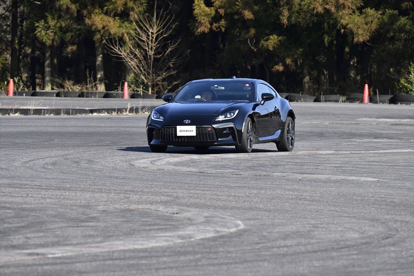 コーナーに侵入するGR86　