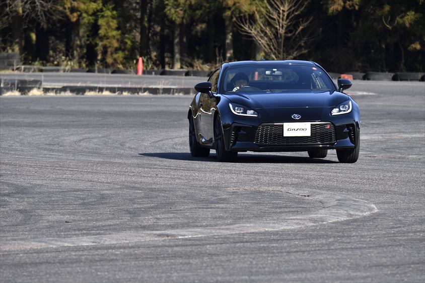 次のコーナーへの準備をするGR86