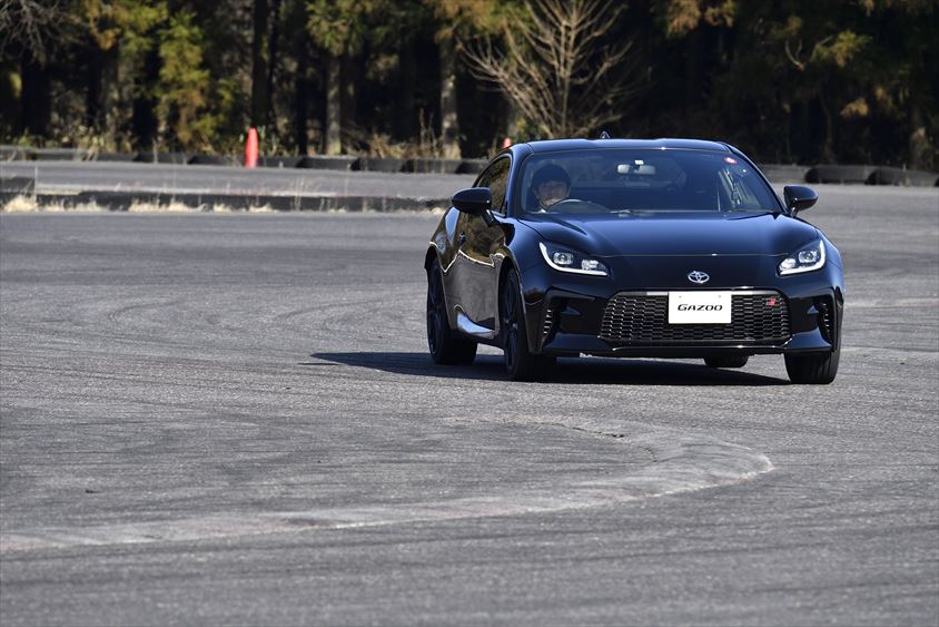 次のコーナーのクリッピングポイントへ向かうGR86