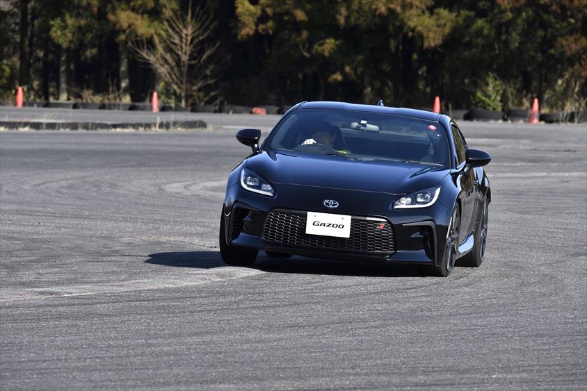 次のコーナーでもクリッピングポイントを捉えるGR86