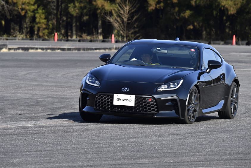 自分が行きたいラインをしっかりと走行するGR86