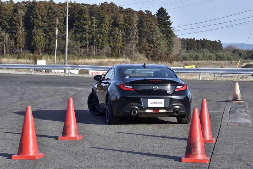 山野哲也選手によるGR86での駐車でバックを開始