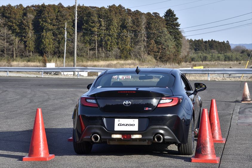山野哲也選手によるGR86での駐車はしっかり右のパイロンに寄せて停車