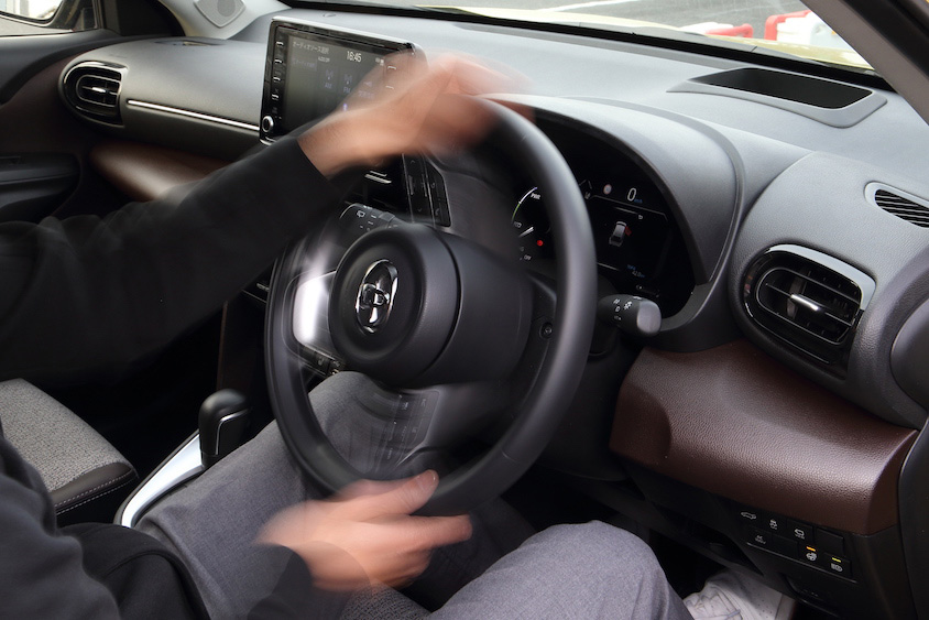 素早いステアリング操作とドライビングポジション