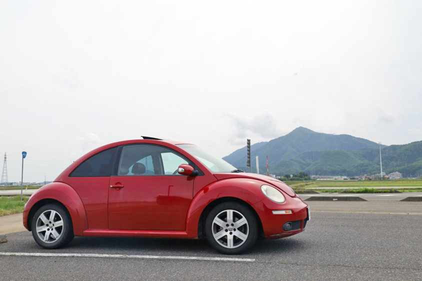 弥彦山をバックにフォルクスワーゲンを撮影