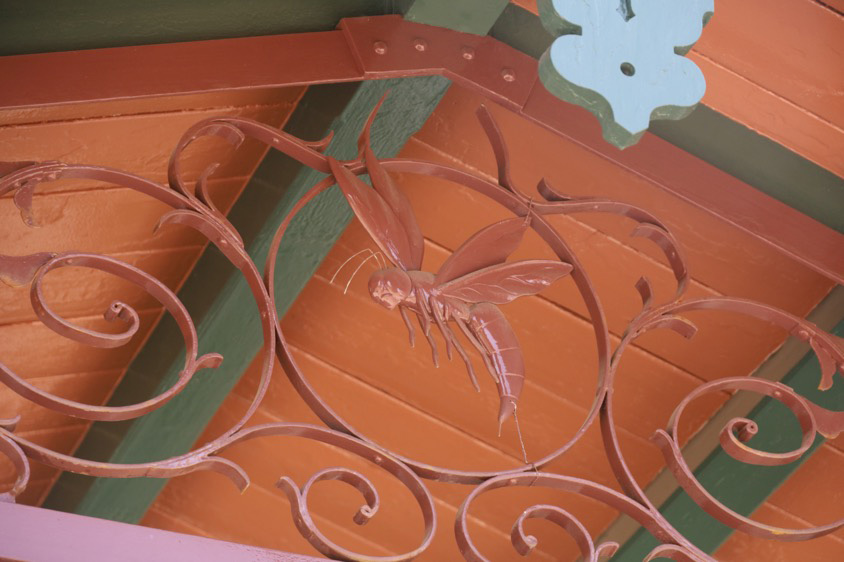 旧弘前偕行社に掲げられる蜂のマーク