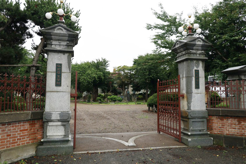 旧弘前偕行社の正門