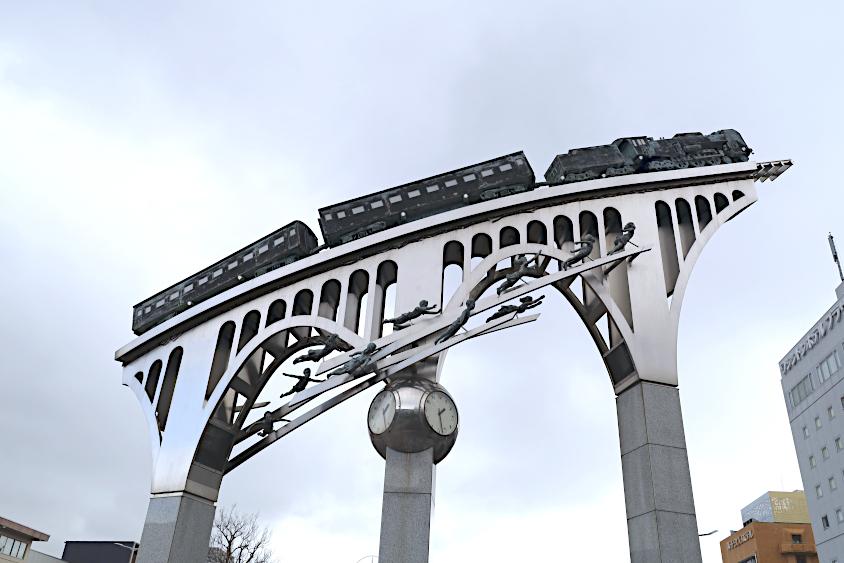 GAZOO愛車広場 出張取材会 in 鳥取の会場の米子駅前だんだん広場のモニュメント