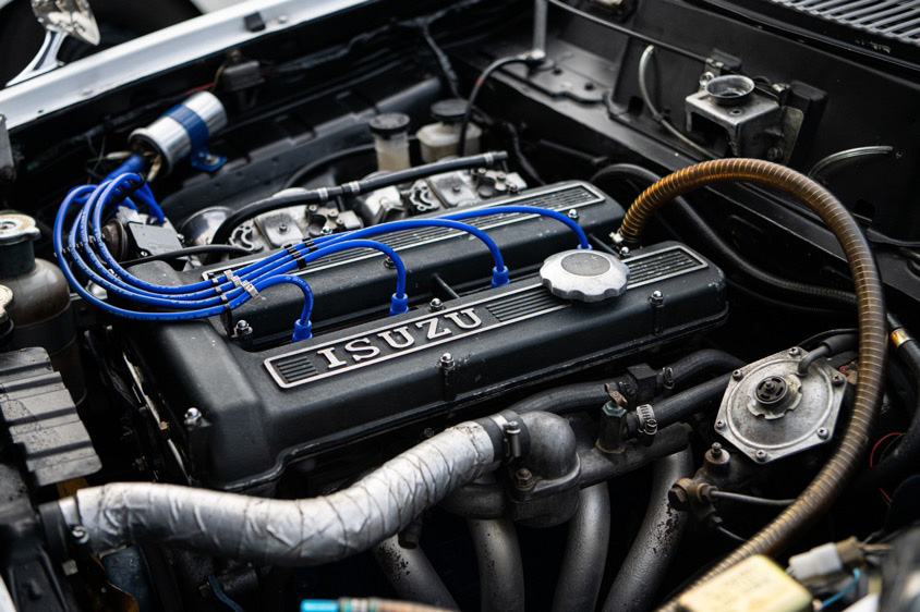 いすゞ・ベレット1600GTtypeRのブラック塗装されたエンジンルーム