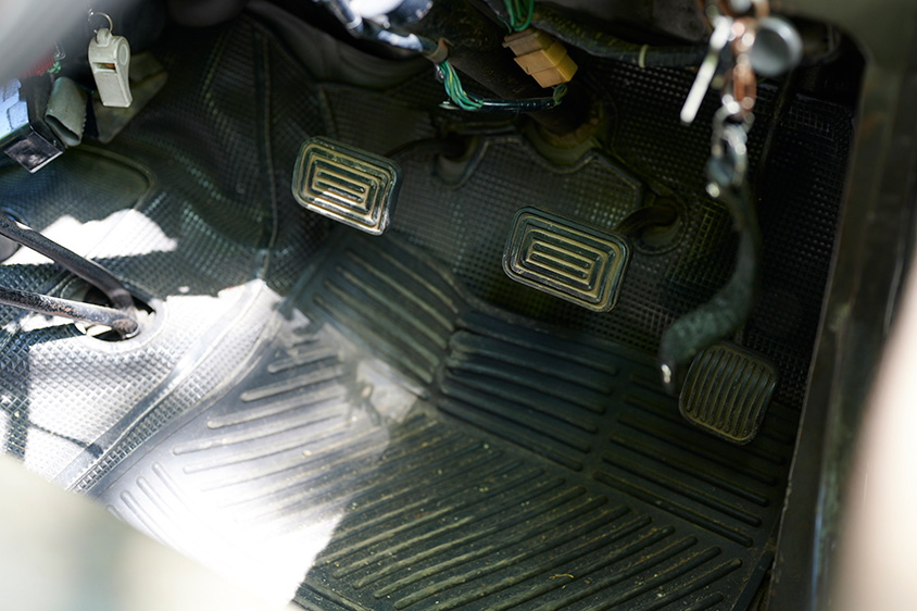 三菱・ジープのペダル