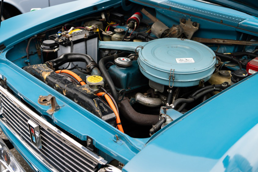 日産・ブルーバード（P411）のエンジンルーム