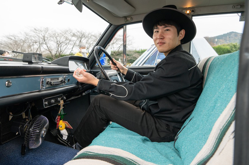 日産・ブルーバード（P411）の運転席に座る長屋さんの息子さん