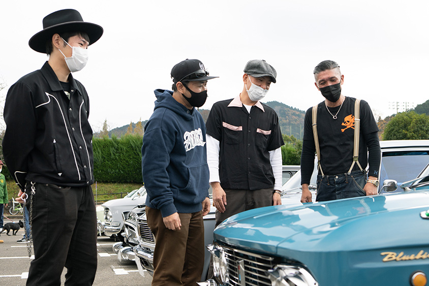 日産・ブルーバード（P411）を眺める長屋さんと仲間