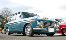 ファッションアイテムとして選んだ1967年式のブルーバードで、息子とともにロカビリー文化を愉しむ