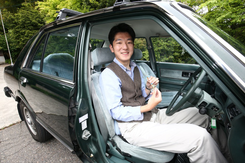 ホンダ・アコードサルーンに座るオーナーの本間さん
