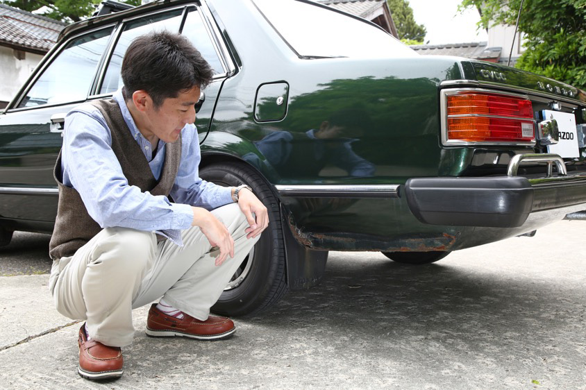 ホンダ・アコードサルーンのリアを眺める本田さん